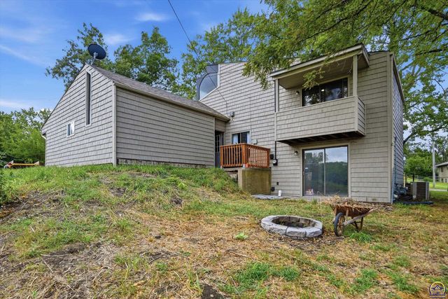3014 SW Eveningside DR, Topeka, KS 66614