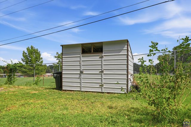 3014 SW Eveningside DR, Topeka, KS 66614