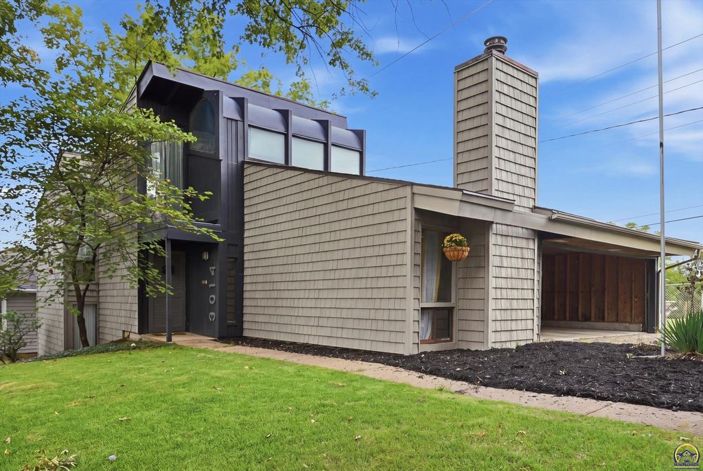 3014 SW Eveningside DR, Topeka, KS 66614