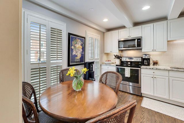 737 York Court, Northbrook, IL 60062