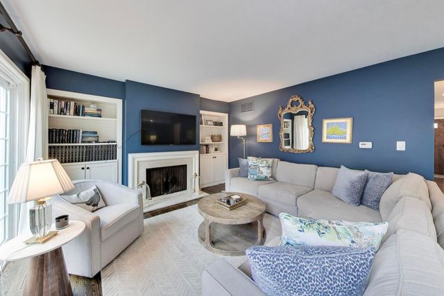 737 York Court, Northbrook, IL 60062