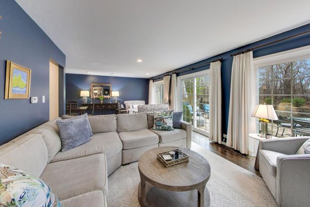 737 York Court, Northbrook, IL 60062