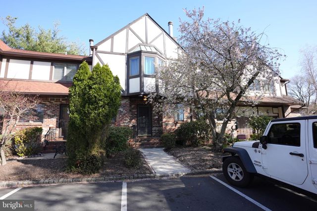 5 TUDOR CT, Ewing, NJ 08628