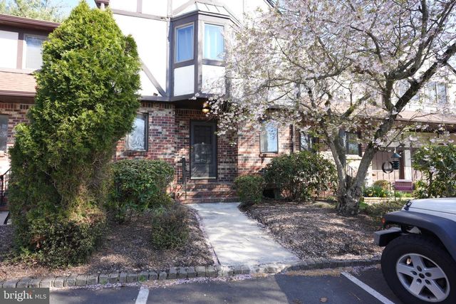 5 TUDOR CT, Ewing, NJ 08628