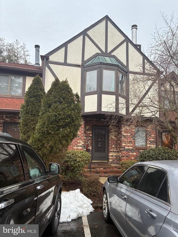 5 TUDOR CT, Ewing, NJ 08628