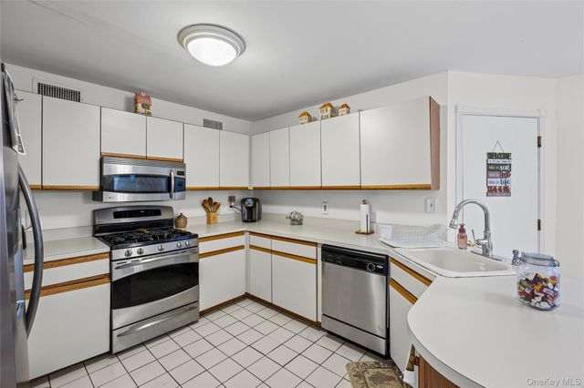 2 Windsor Court, Amityville, NY 11701