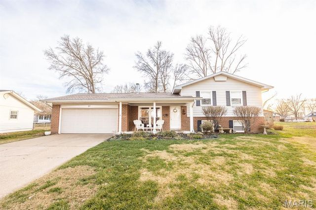 27 Coachlight Drive, Mascoutah, IL 62258