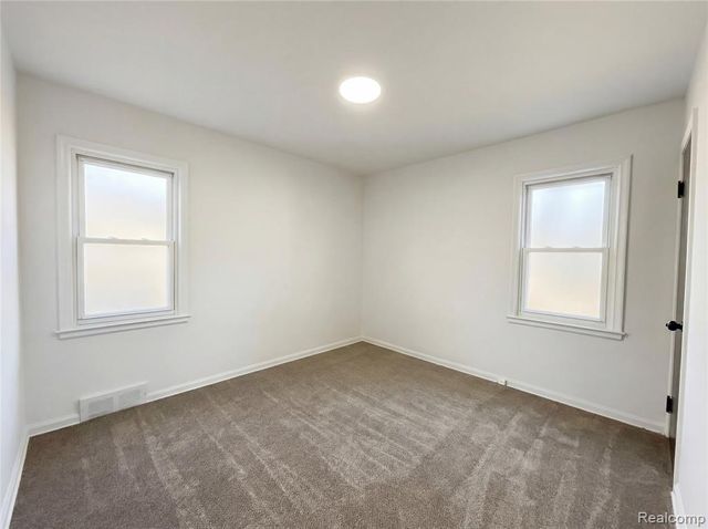 24610 Parklawn Street, Oak Park, MI 48237