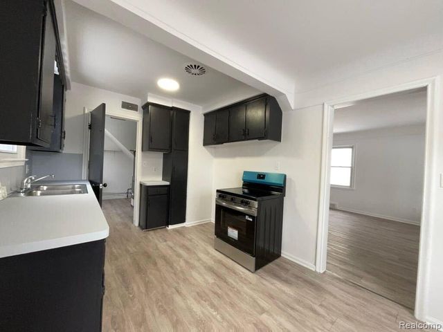 24610 Parklawn Street, Oak Park, MI 48237