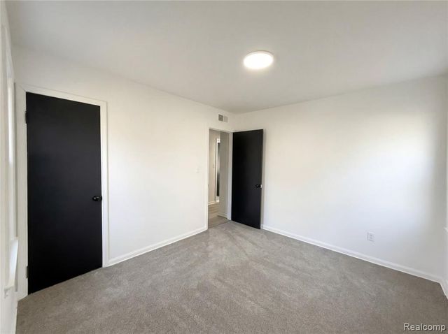 24610 Parklawn Street, Oak Park, MI 48237