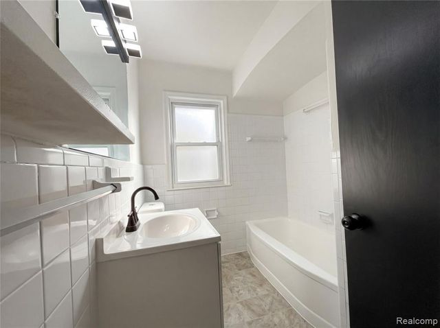 24610 Parklawn Street, Oak Park, MI 48237