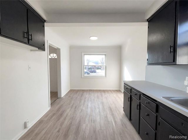 24610 Parklawn Street, Oak Park, MI 48237