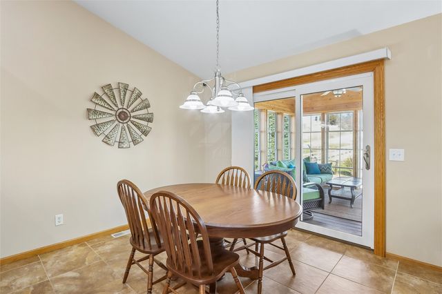 1260 Sunrise Dr, Ely, IA 52227
