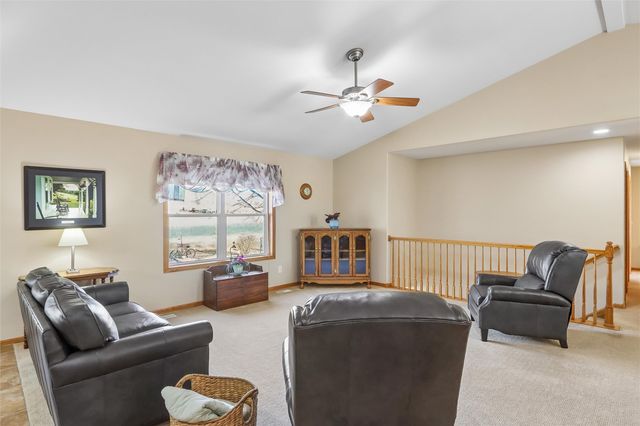 1260 Sunrise Dr, Ely, IA 52227