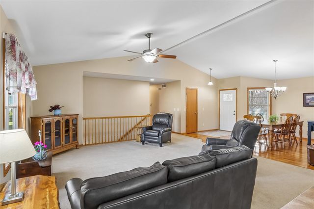 1260 Sunrise Dr, Ely, IA 52227