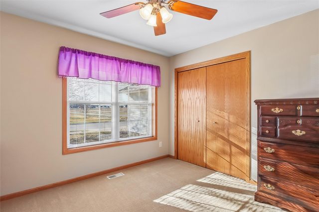 1260 Sunrise Dr, Ely, IA 52227