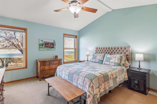 1260 Sunrise Dr, Ely, IA 52227