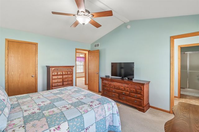1260 Sunrise Dr, Ely, IA 52227