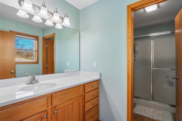 1260 Sunrise Dr, Ely, IA 52227