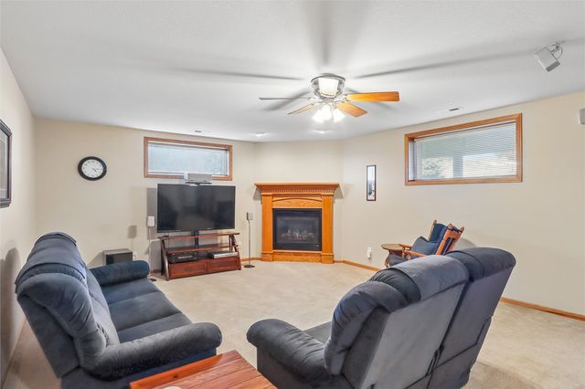 1260 Sunrise Dr, Ely, IA 52227