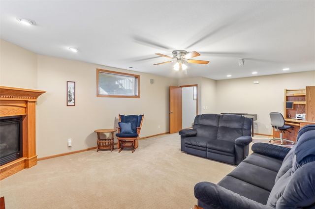 1260 Sunrise Dr, Ely, IA 52227