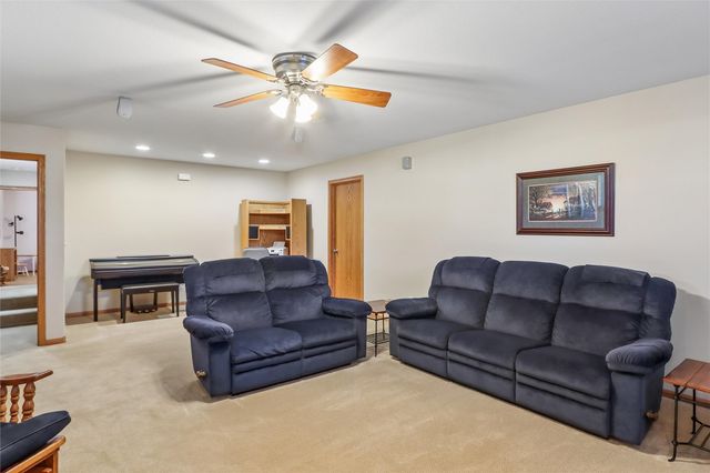 1260 Sunrise Dr, Ely, IA 52227