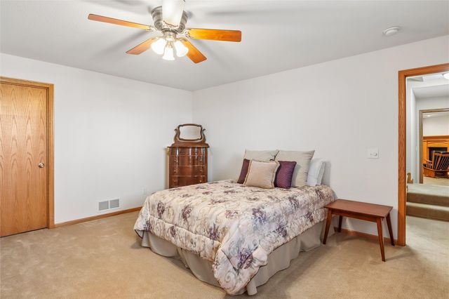 1260 Sunrise Dr, Ely, IA 52227
