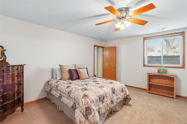 1260 Sunrise Dr, Ely, IA 52227