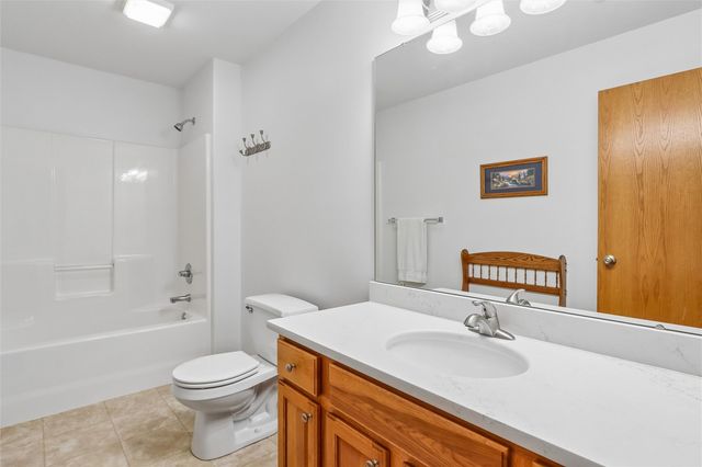1260 Sunrise Dr, Ely, IA 52227