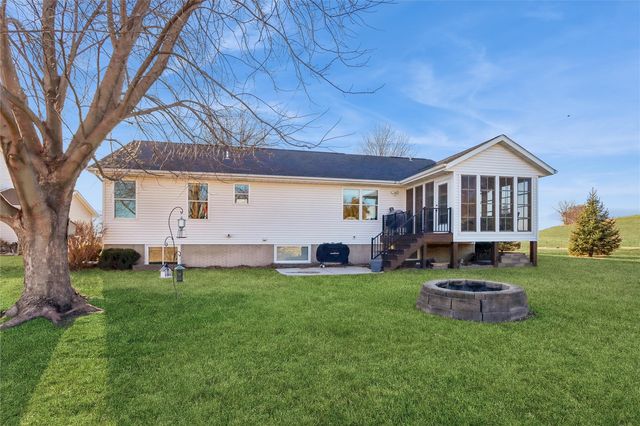 1260 Sunrise Dr, Ely, IA 52227