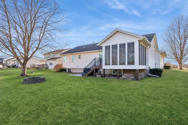1260 Sunrise Dr, Ely, IA 52227