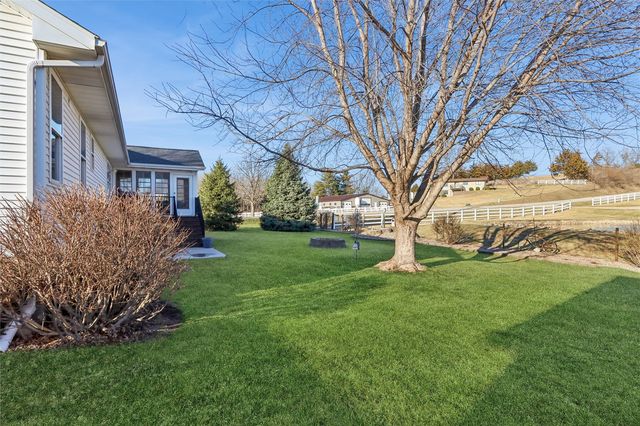 1260 Sunrise Dr, Ely, IA 52227