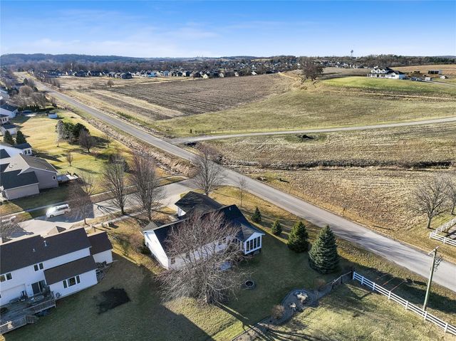 1260 Sunrise Dr, Ely, IA 52227