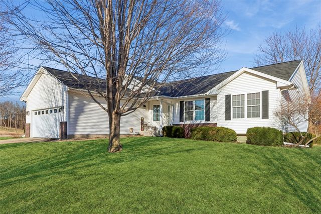 1260 Sunrise Dr, Ely, IA 52227