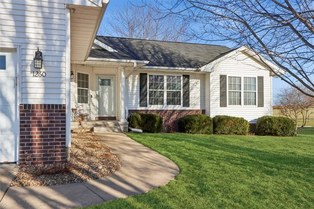 1260 Sunrise Dr, Ely, IA 52227