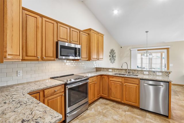 1260 Sunrise Dr, Ely, IA 52227