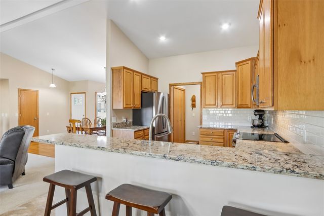 1260 Sunrise Dr, Ely, IA 52227