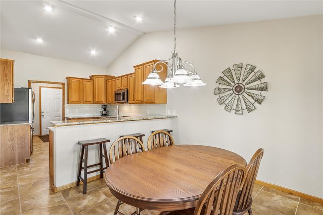 1260 Sunrise Dr, Ely, IA 52227