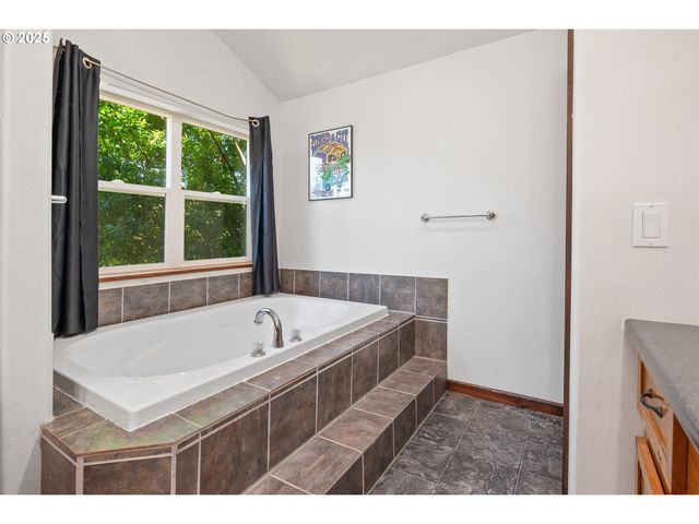 5655 VIOLET Dr, Sheridan, OR 97378