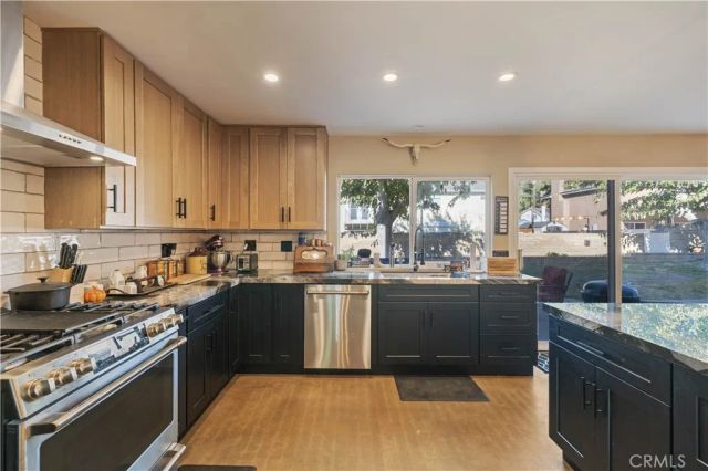 28975 Lotusgarden Dr, Canyon Country, CA 91387