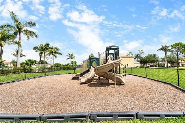 1373 Weeping Willow CT, Cape Coral, FL 33909