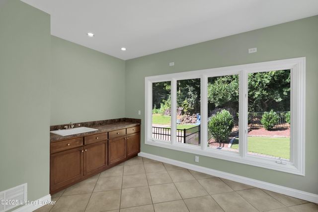 7005 Quarry Dr, Crestwood, KY 40014