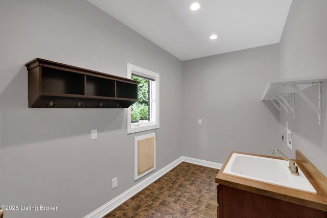 7005 Quarry Dr, Crestwood, KY 40014