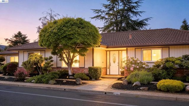 3787 Oakes Dr, Hayward, CA 94542
