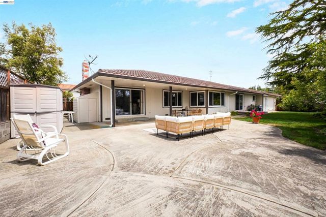 3787 Oakes Dr, Hayward, CA 94542