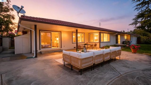 3787 Oakes Dr, Hayward, CA 94542