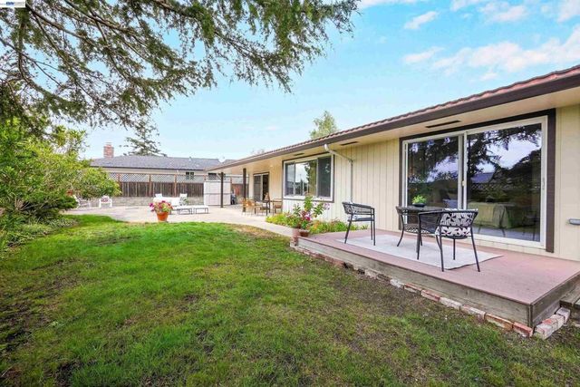 3787 Oakes Dr, Hayward, CA 94542