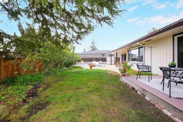 3787 Oakes Dr, Hayward, CA 94542