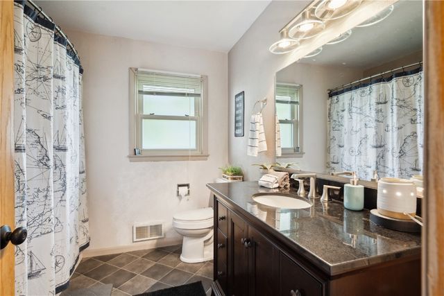 331 Lake View Drive NE, Solon, IA 52333