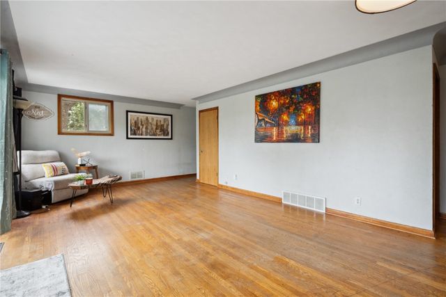 331 Lake View Drive NE, Solon, IA 52333